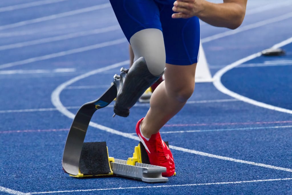 un athlète handicapé prend le départ